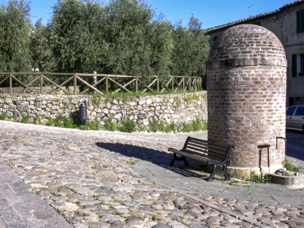 Antico pozzo del borgo di Monteriggioni