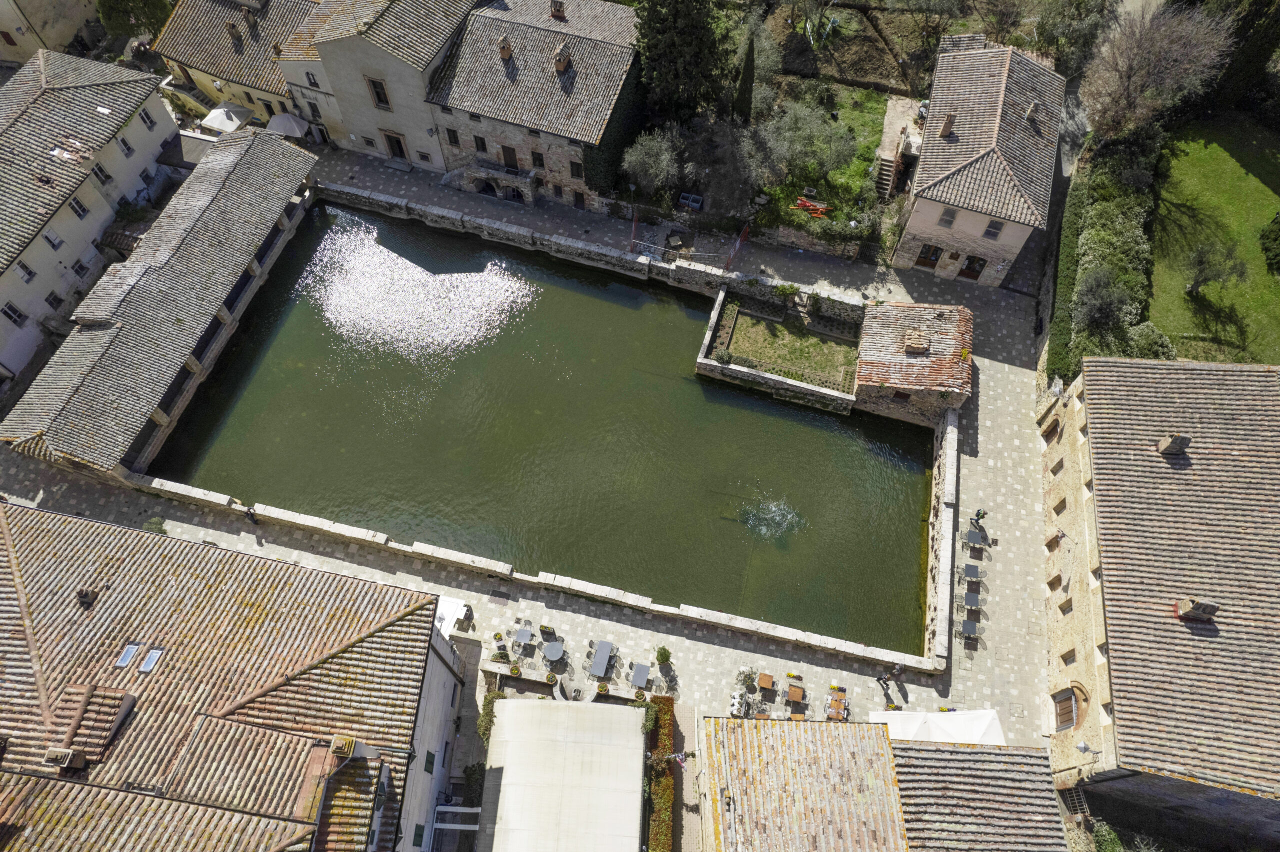Bagno Vignoni, il borgo termale dove si trova il resort Adler Thermae