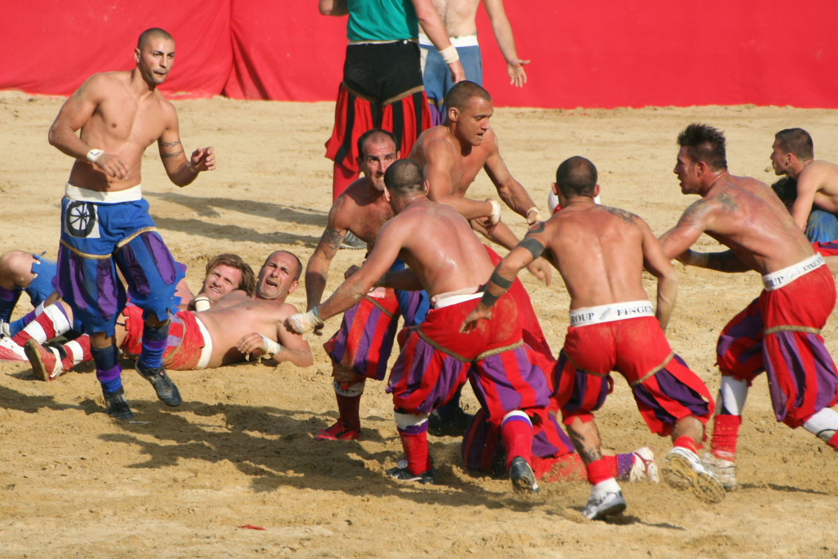 Una partita di Calcio Storico Fiorentino in Piazza Santa Croce