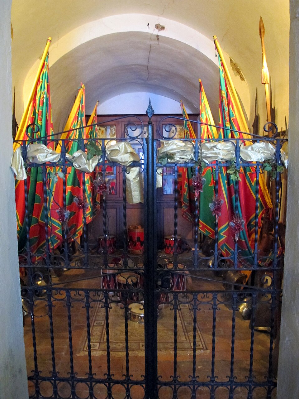 Bandiere delle contrade del Palio di Fucecchio