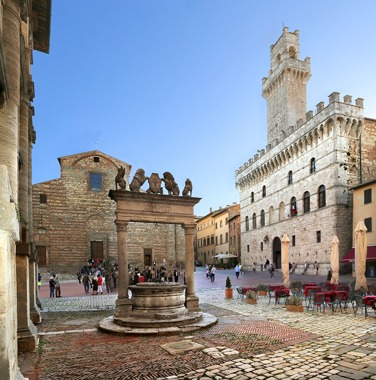 Piazza Grande a Montepulciano con il Duomo, traguardo del Bravio delle Botti