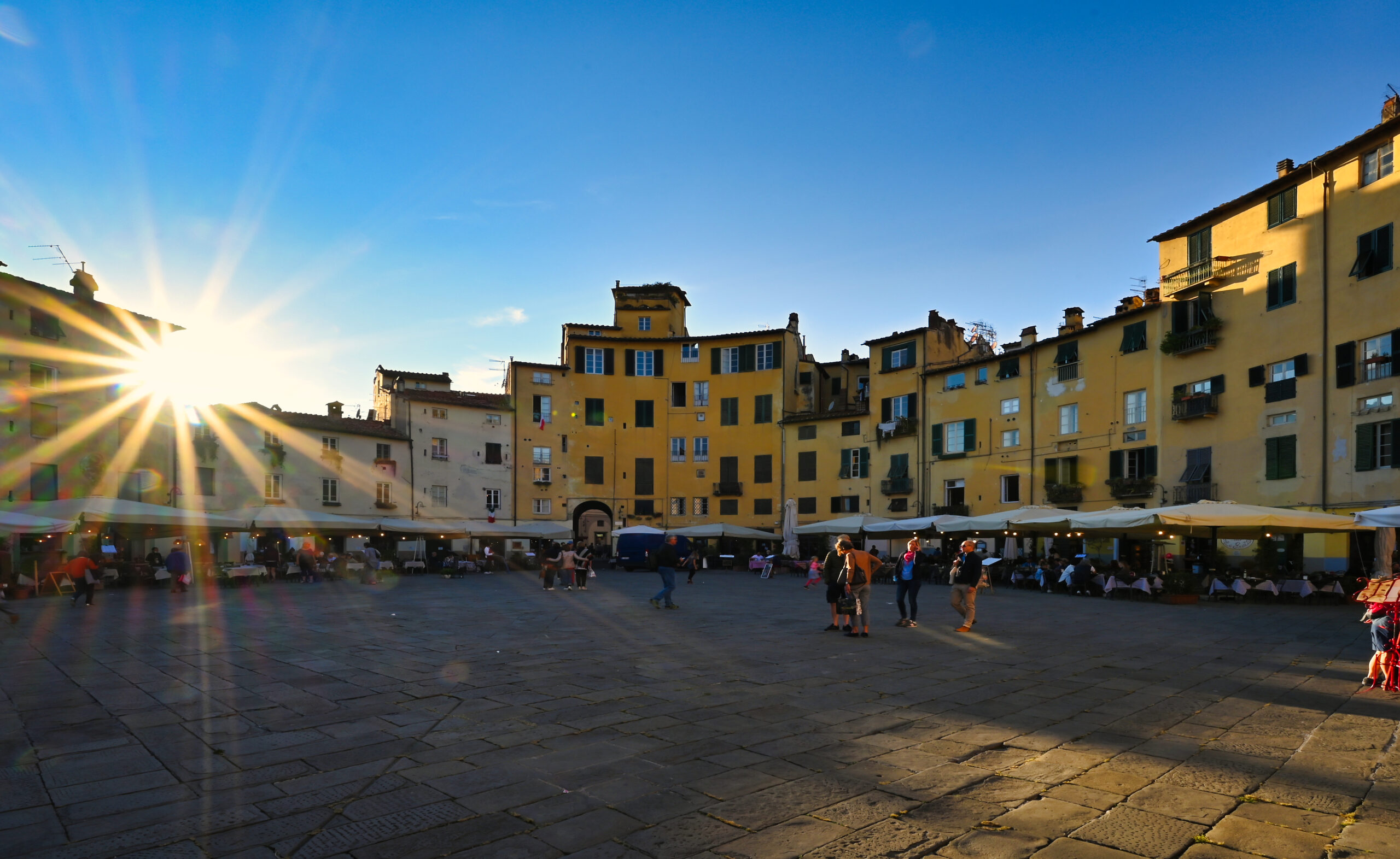 Piazza dell'Anfiteatro a Lucca illuminata dal sole