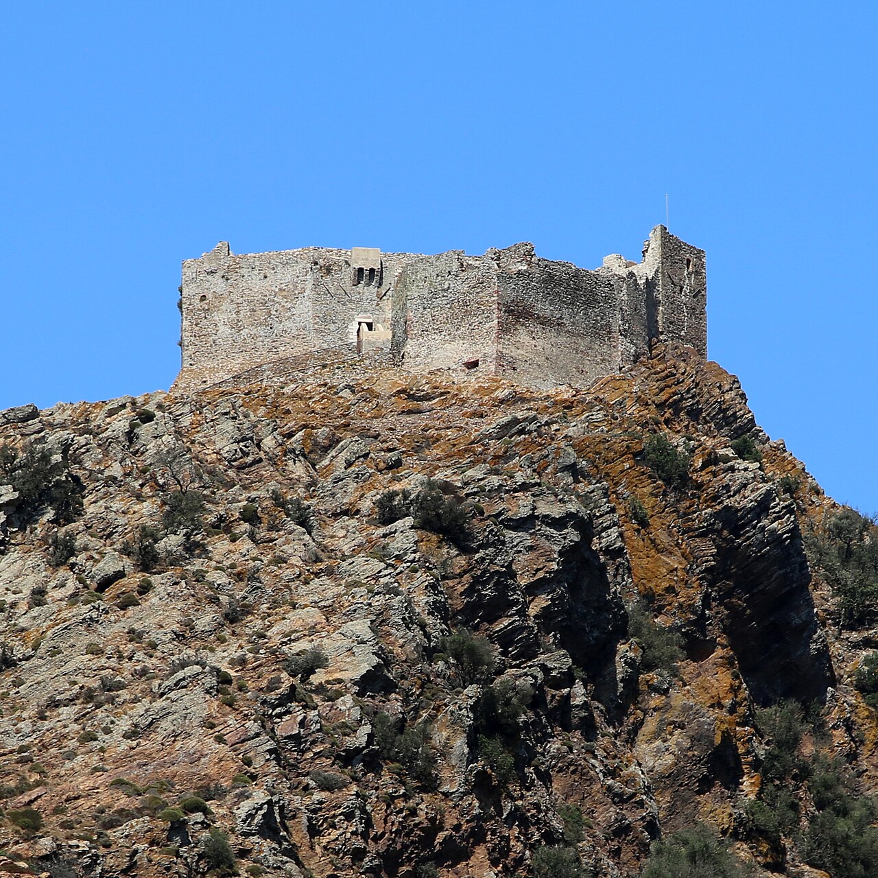 La fortezza del Volterraio vista dalla strada, Isola d'Elba