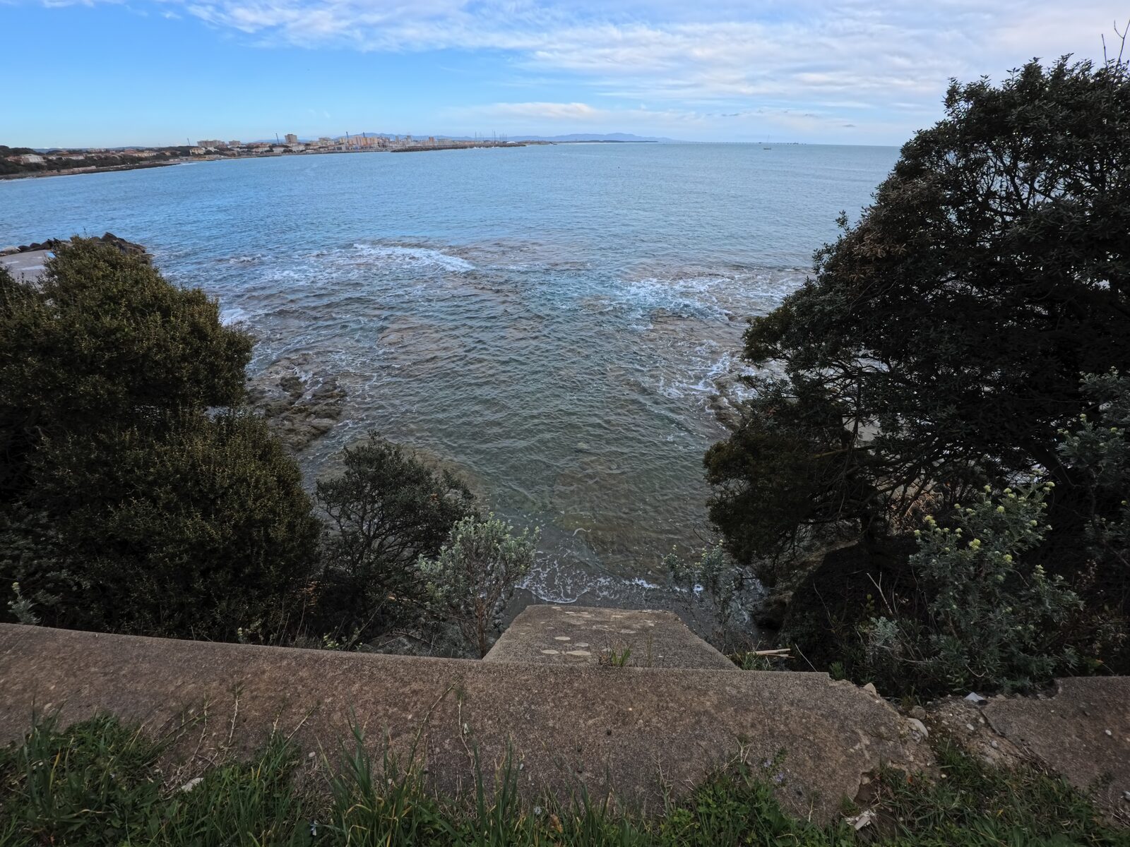 Insenatura rocciosa a Castiglioncello con acqua trasparente