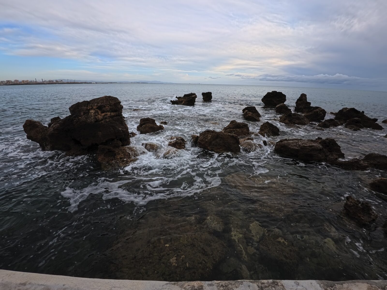 Passeggiata sul mare con barche