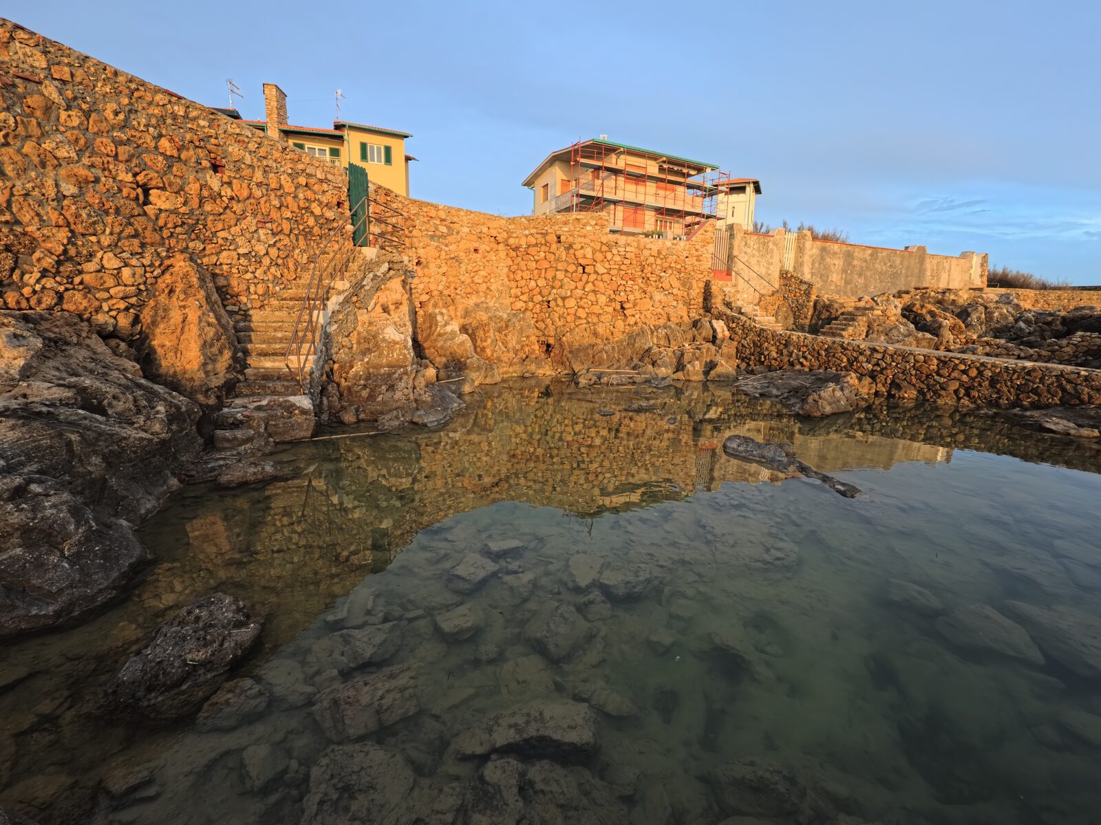 Rocce e pozze d'acqua sulla scogliera di Castiglioncello