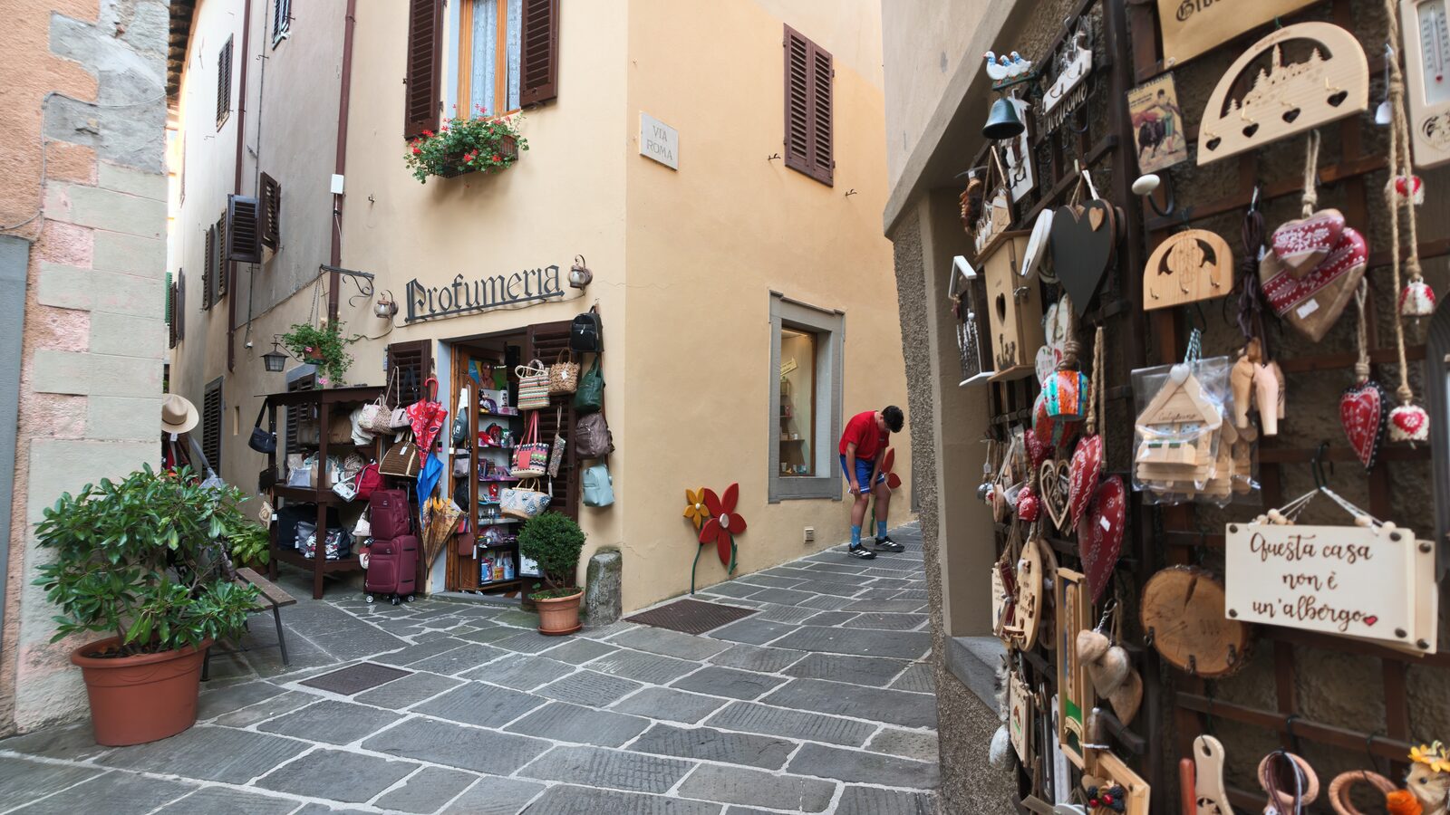 Vicolo del centro storico di Cutigliano con botteghe