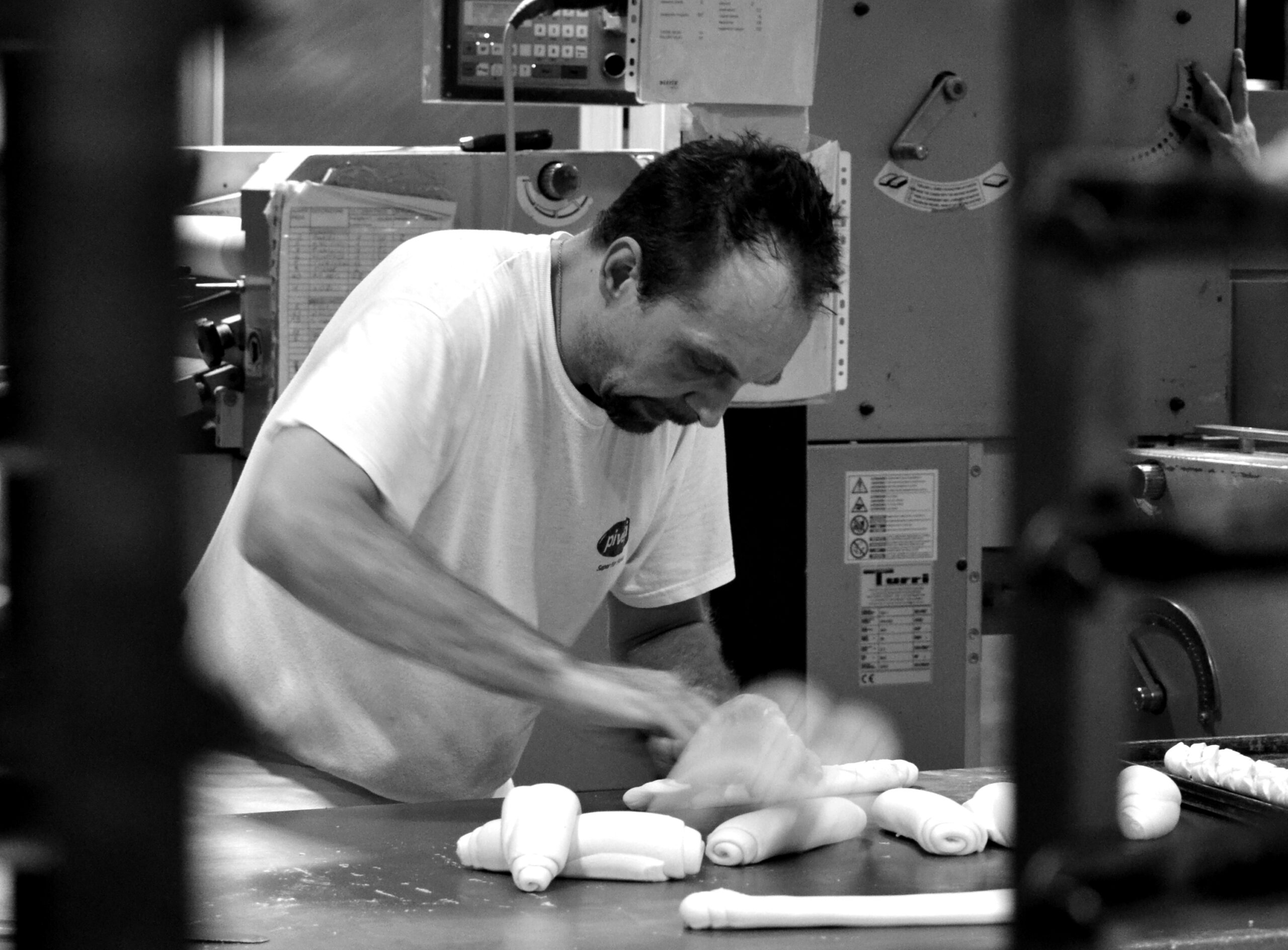 Mani al lavoro nella preparazione dell'impasto per la pasta fresca
