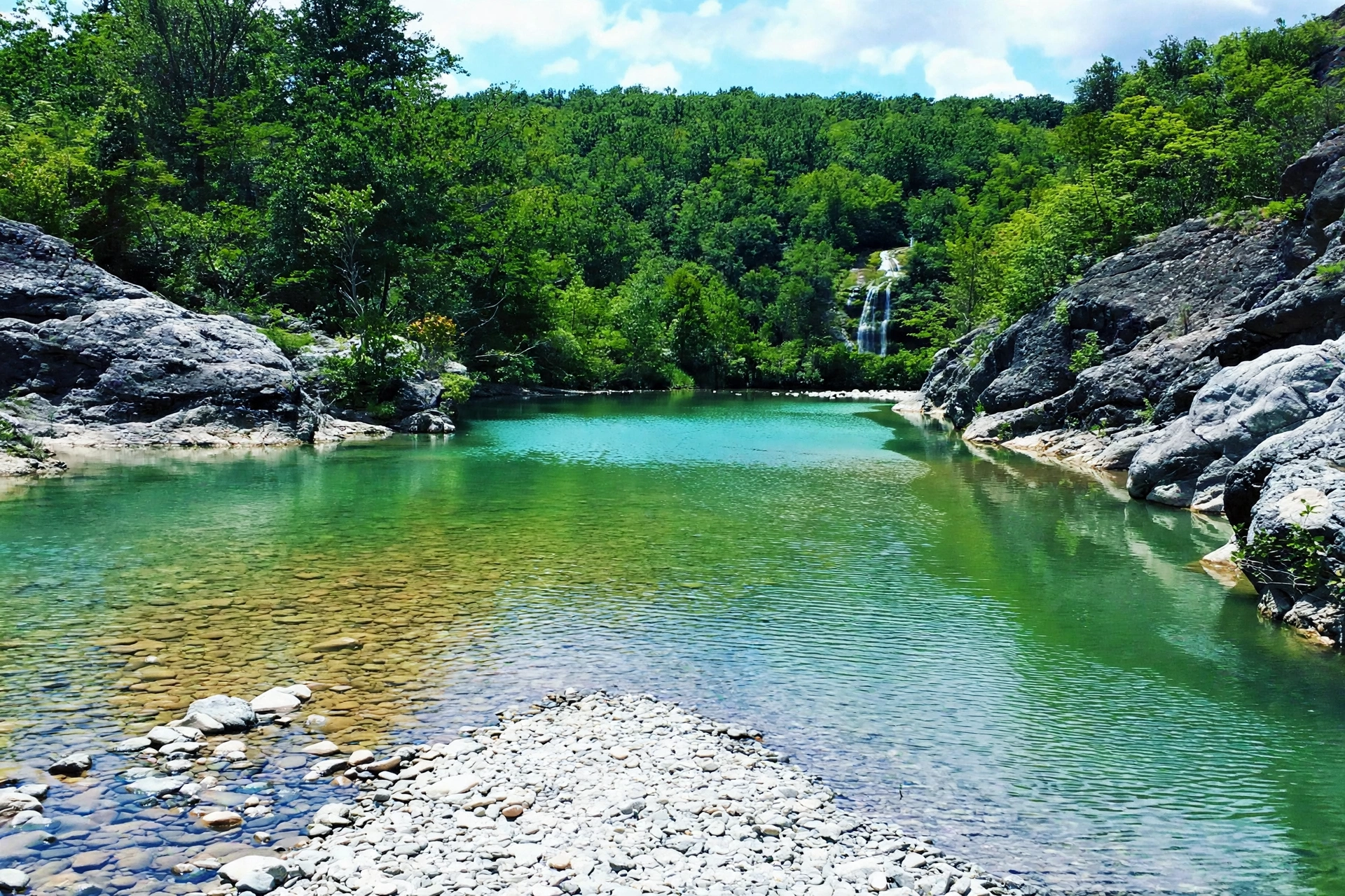 Le piscine naturali azzurre del Masso delle Fanciulle sul fiume Cecina