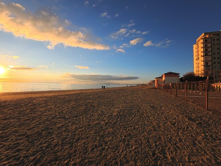 Follonica: il lungomare e la spiaggia del Golfo in Toscana