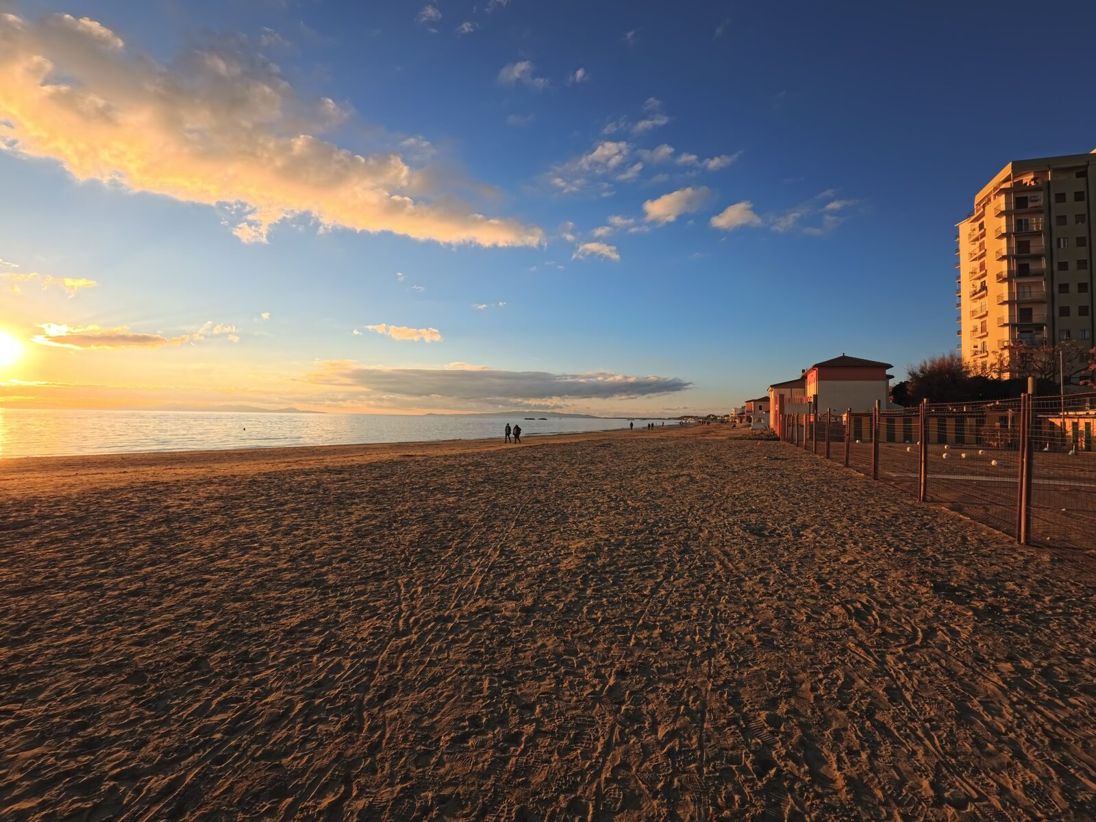 Spiaggia di Follonica al tramonto con i bagni sul lungomare