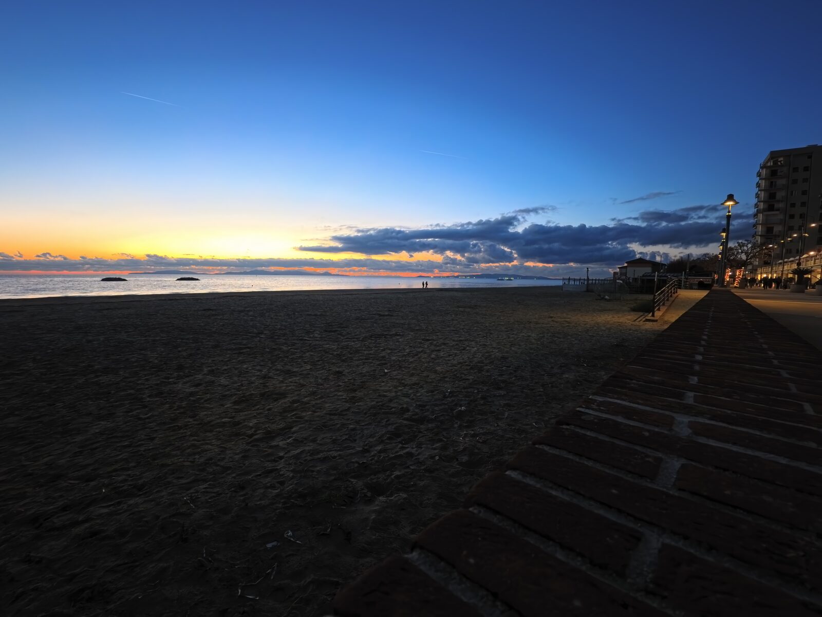 Spiaggia dorata al tramonto