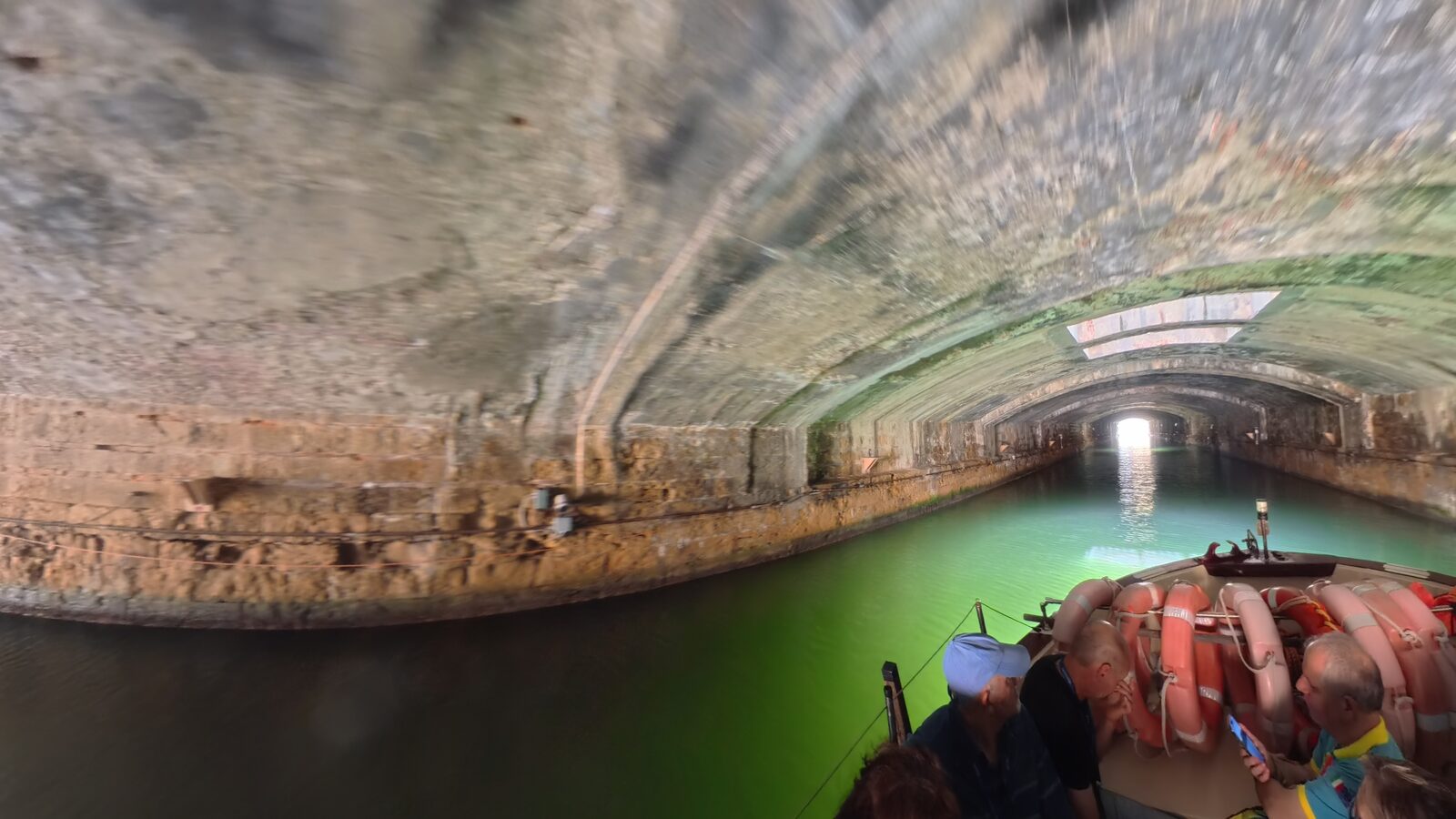 Battello turistico nel canale coperto dei Fossi Medicei a Livorno