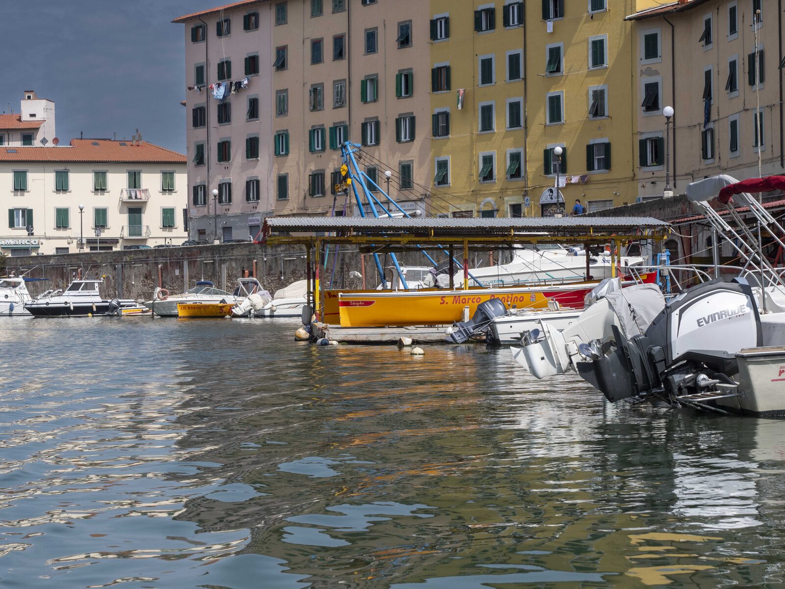 Barche ormeggiate nel porticciolo della Venezia Nuova a Livorno