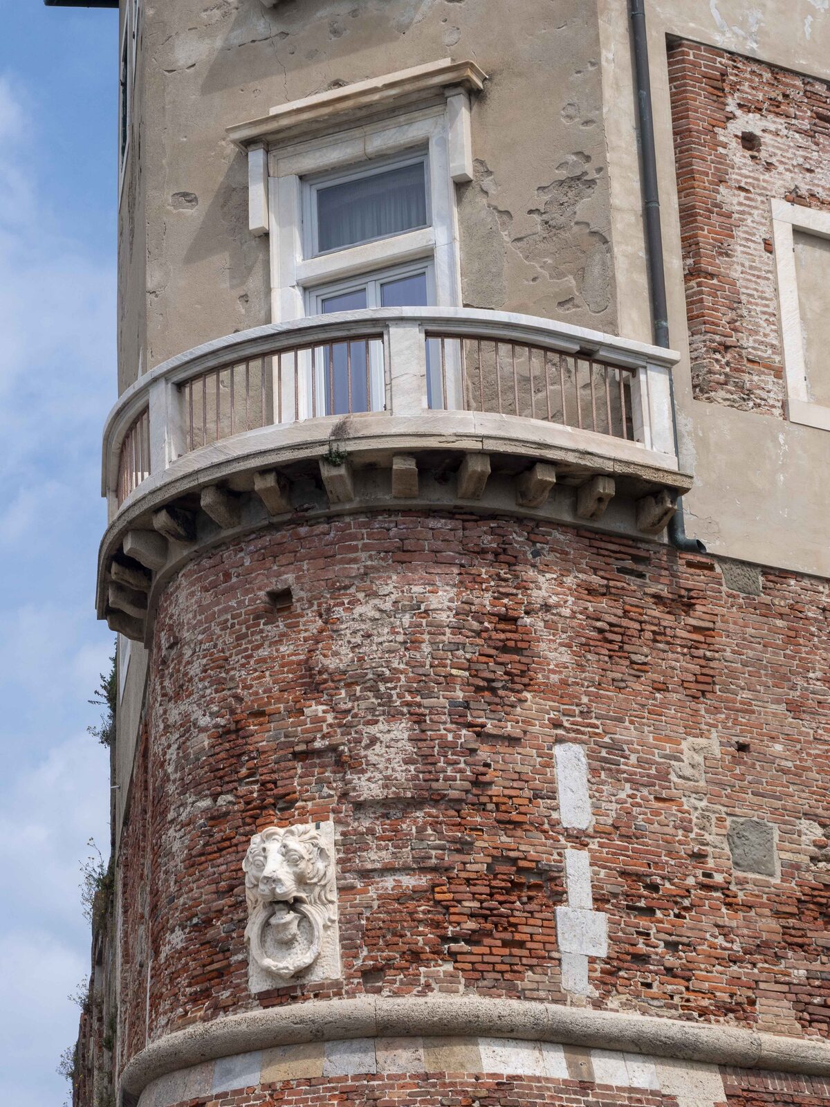 Dettaglio architettonico di un balcone sulla torre della Fortezza Vecchia