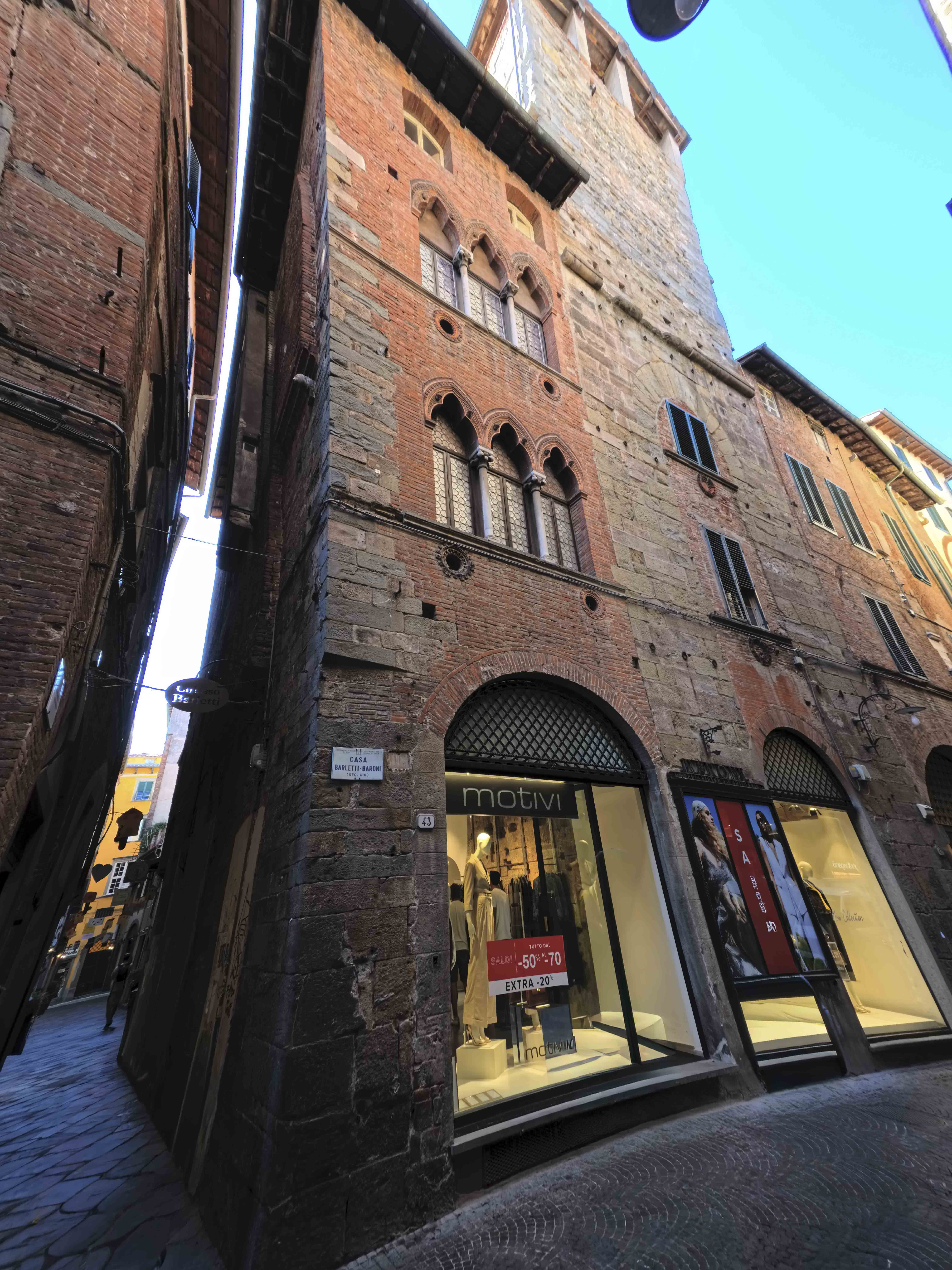 Casa Barletti-Baroni, edificio medievale del XIII secolo lungo Via Fillungo a Lucca, con targa storica e finestre trifore