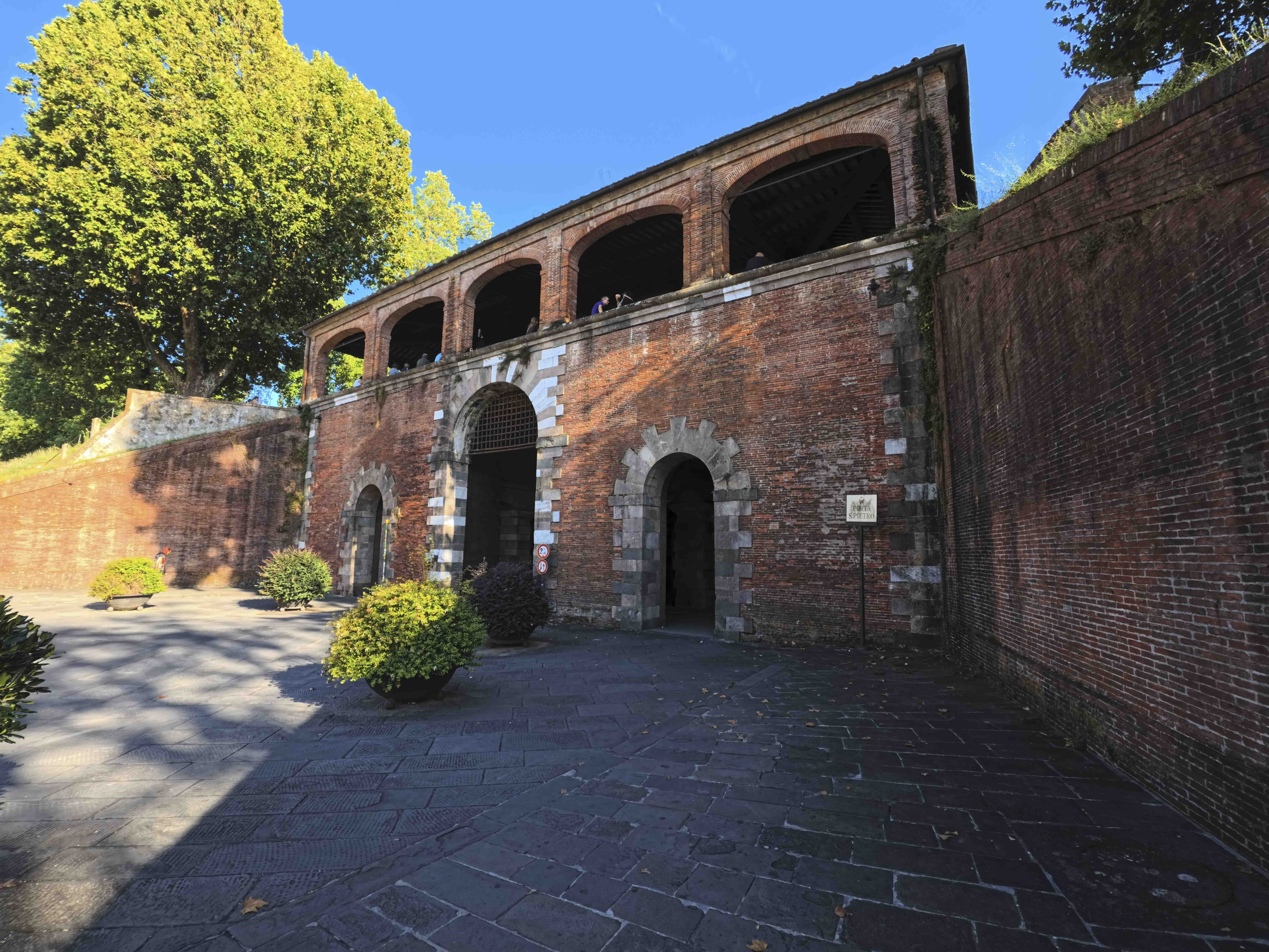 Porta San Pietro, una delle porte rinascimentali delle mura di Lucca