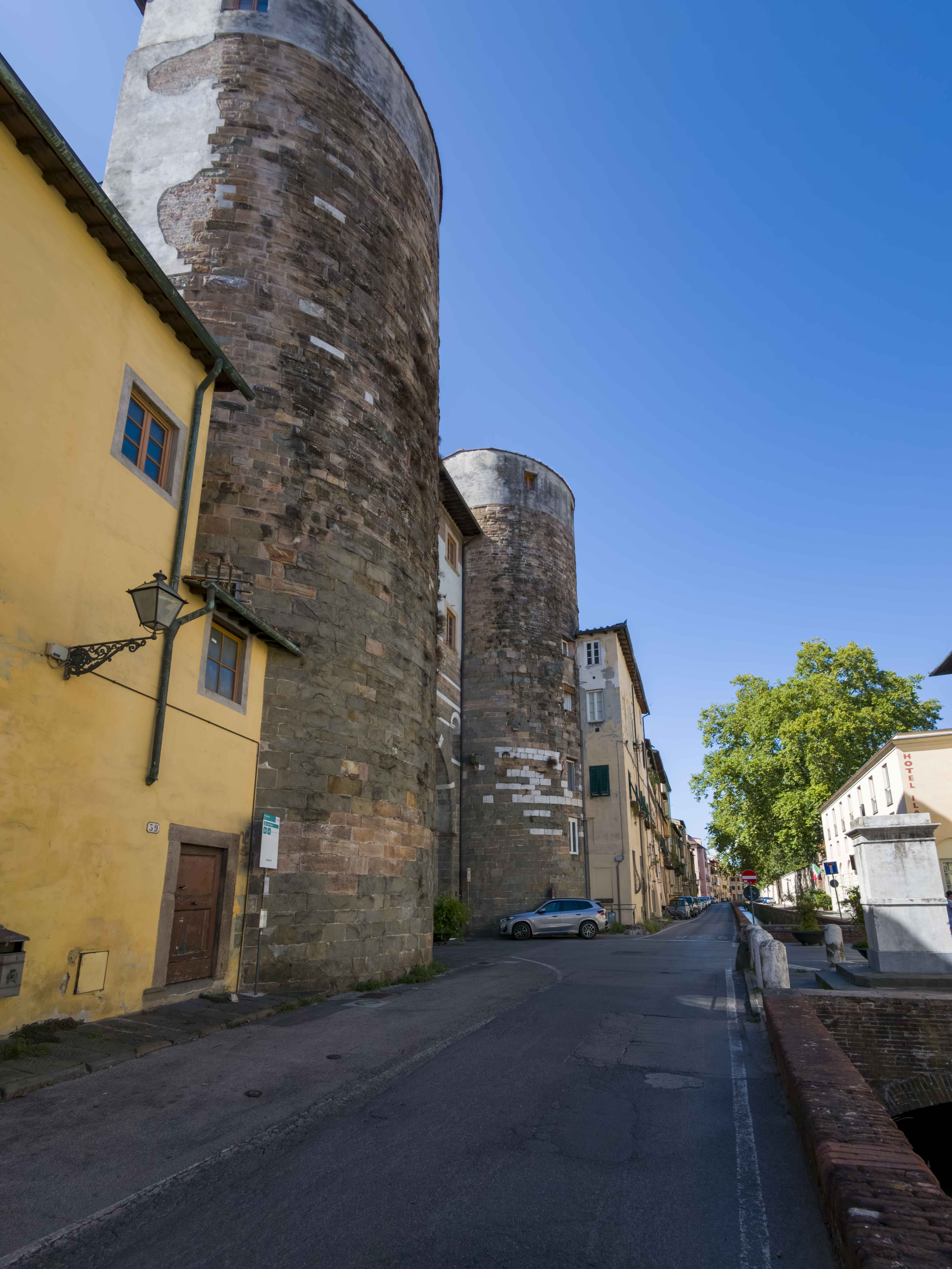 Due antiche case-torri medievali affacciate su un vicolo del centro storico di Lucca