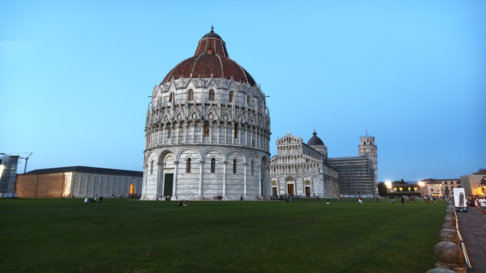 Piazza dei Miracoli a Pisa con il Duomo e la Torre Pendente