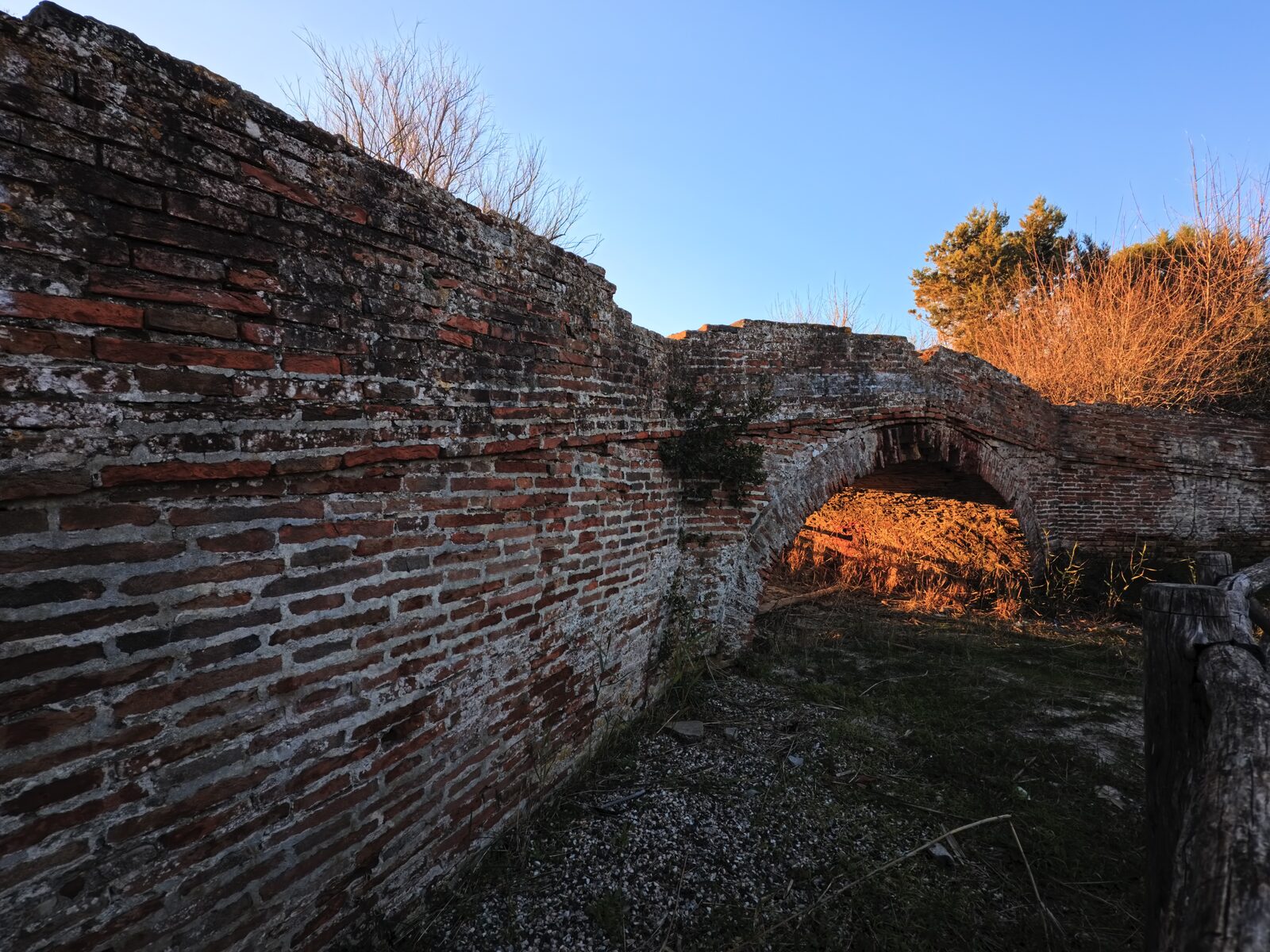 Antico manufatto in laterizio nei dintorni della spiaggia