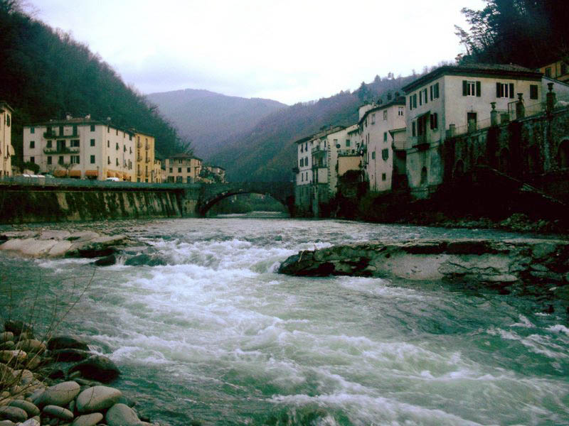 Il fiume Lima a Bagni di Lucca, dove si trovano le sorgenti termali libere