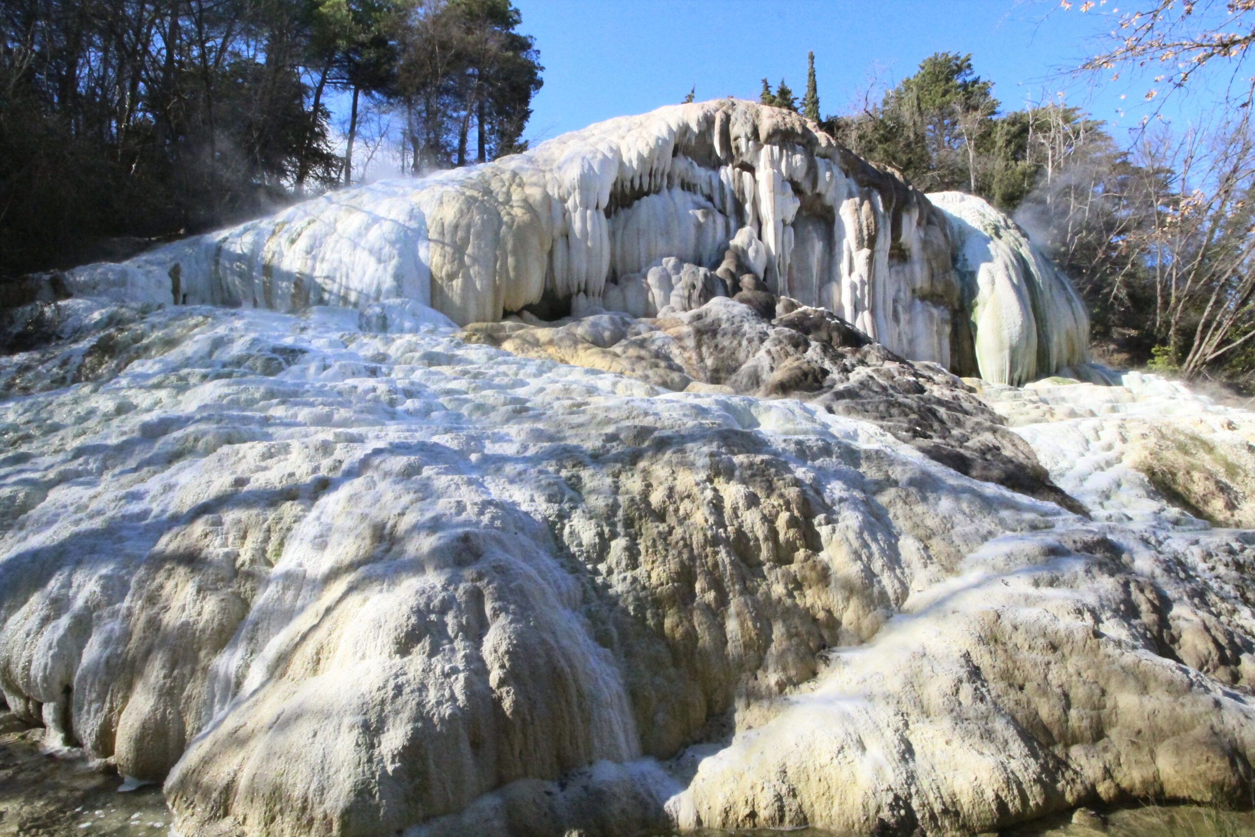 La Balena Bianca di Bagni San Filippo: formazione calcarea bianca nel Fosso Bianco