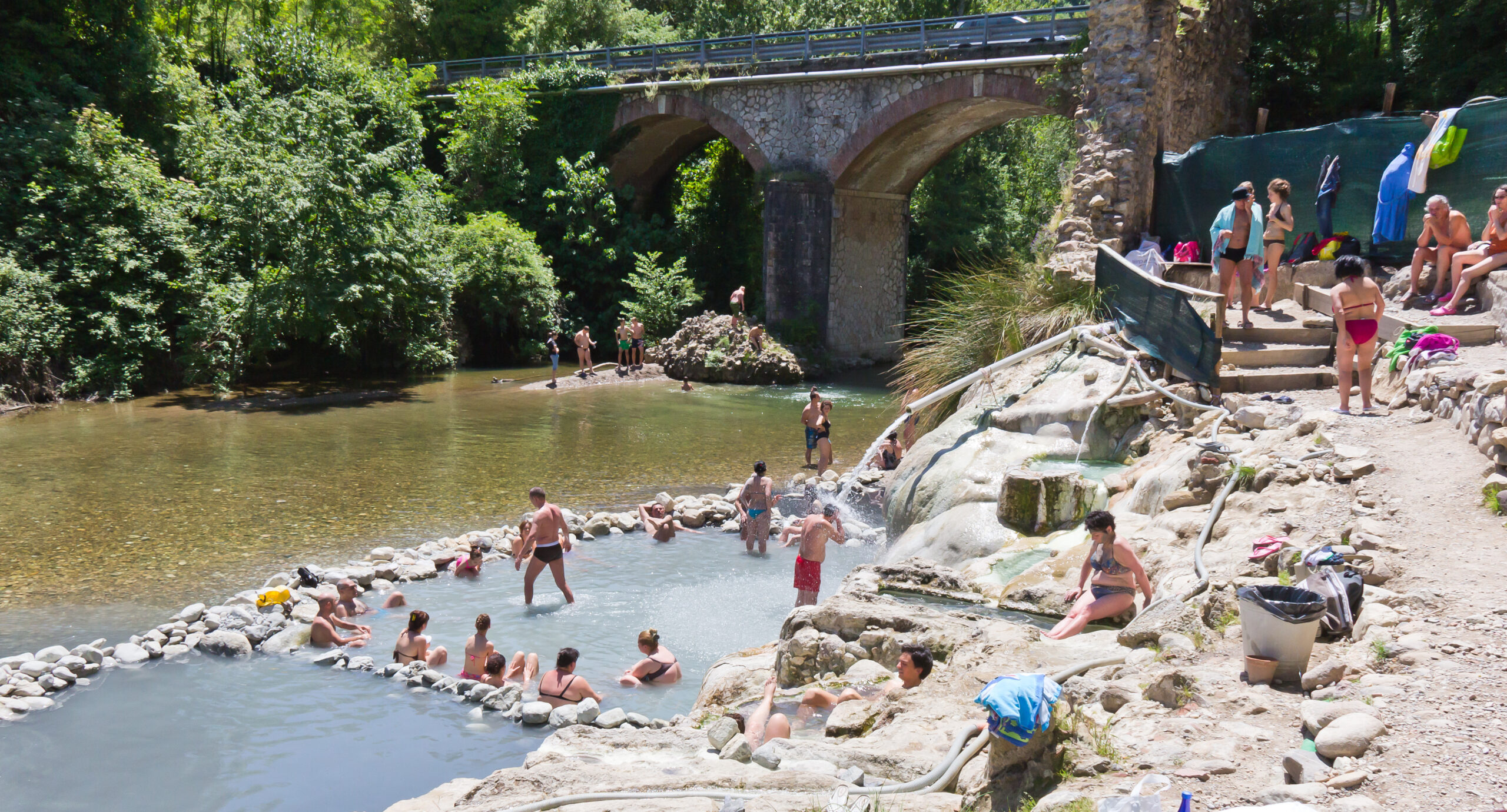 Terme libere di Petriolo: vasche naturali sulfuree lungo il fiume Farma