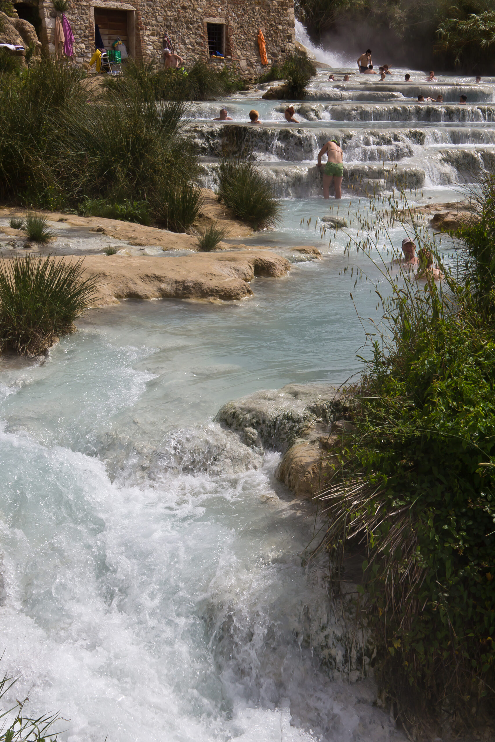 Cascate del Mulino a Saturnia: vasche di travertino bianco con acqua termale
