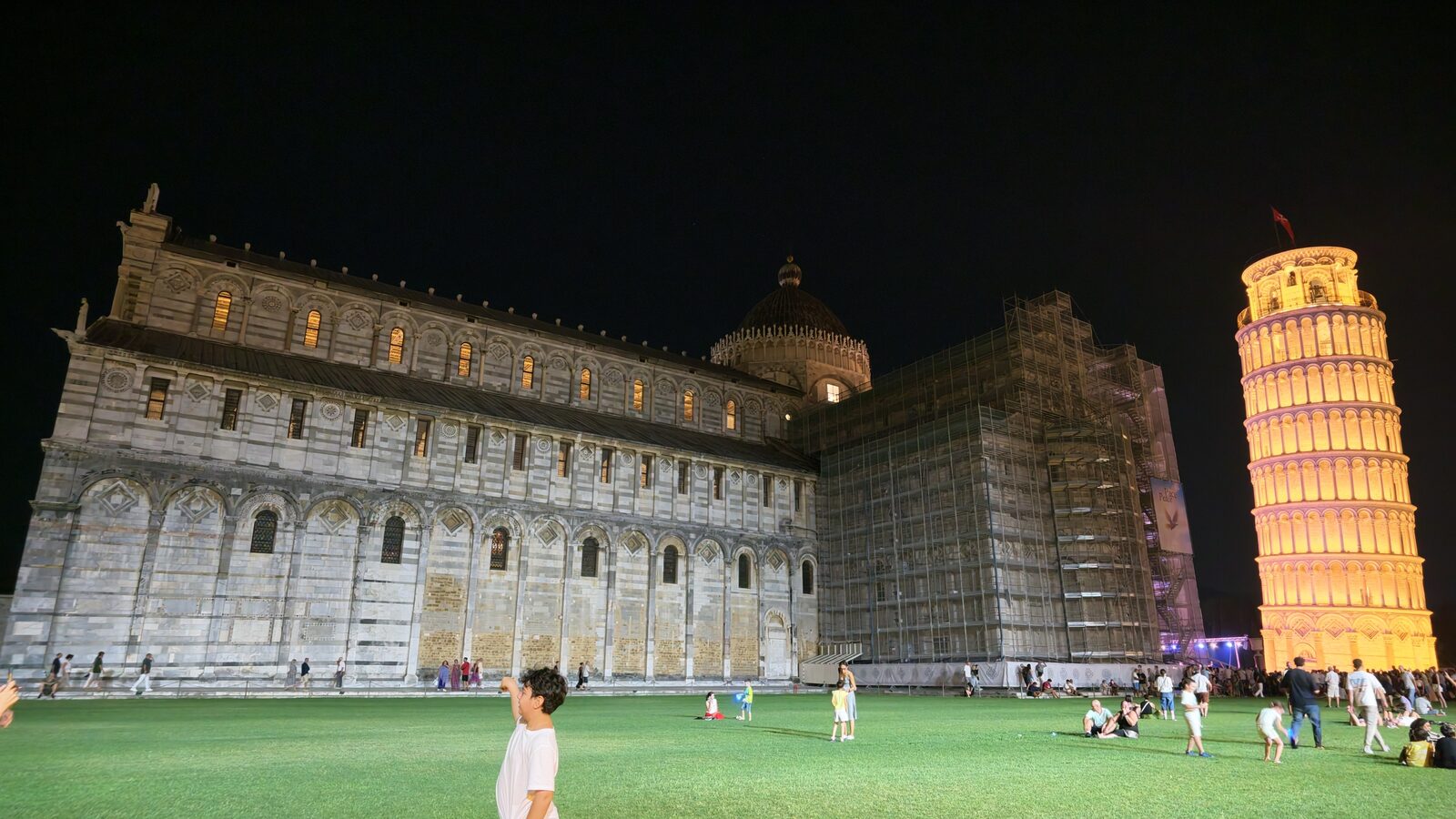 Pubblico sul prato di Piazza dei Miracoli durante la festa per il compleanno della Torre di Pisa