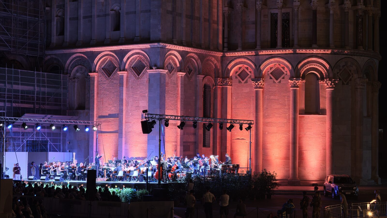 Orchestra e luci colorate sulla facciata del Duomo di Pisa durante il Gran Galà Lirico