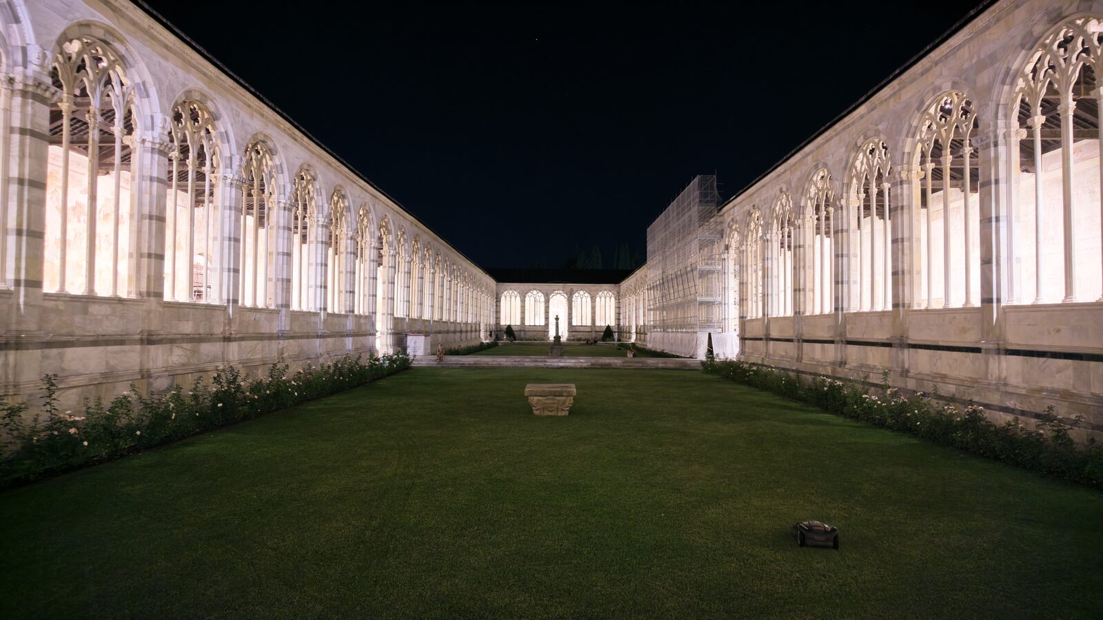Chiostro del Camposanto illuminato di notte