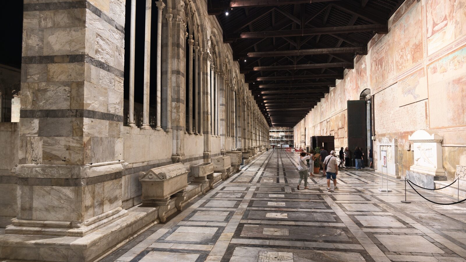 Interno del Camposanto Monumentale di Pisa durante l'apertura serale gratuita