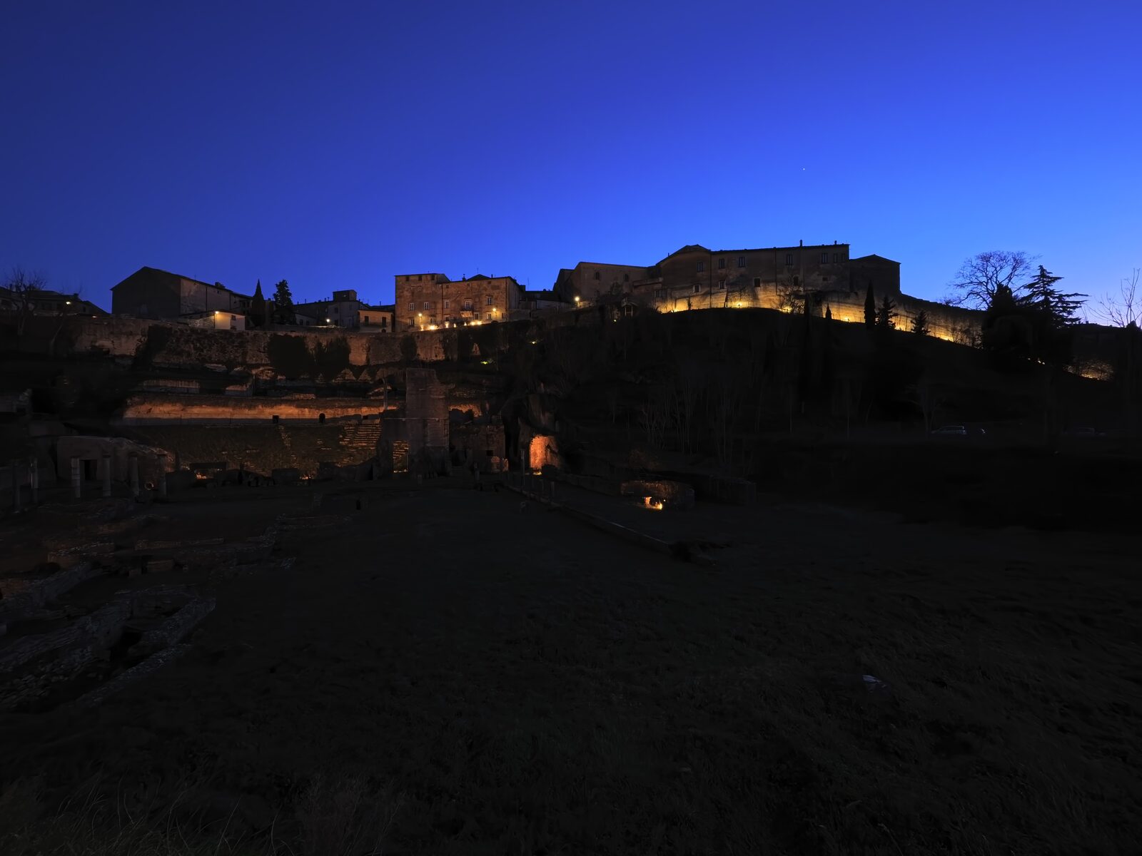Area sosta camper Volterra: il borgo etrusco visto dal teatro romano